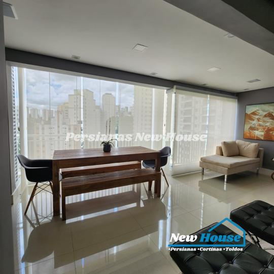 Sala de jantar com rolô em vidros do piso ao teto