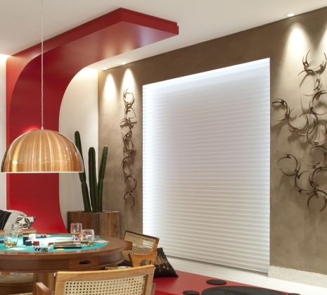 Cortina Lumière com lâminas de tecido entre telas de voil